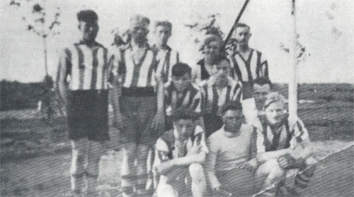 Een gelegenheids elftal van Sportclub Genemuiden tijdens de mobilisatie